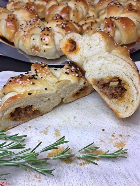 Croissantring mit Hackfleischfüllung (goldbraun gebacken)