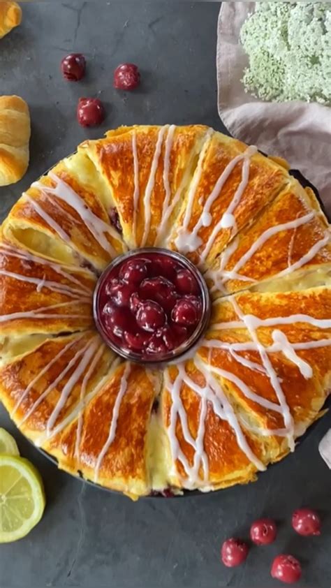 Croissantring mit bunten Füllungen, geschnitten und angerichtet