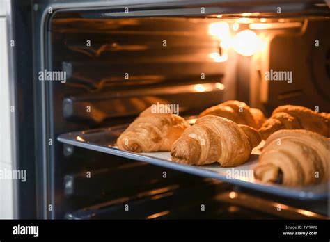 Croissants auf Backblech im Ofen