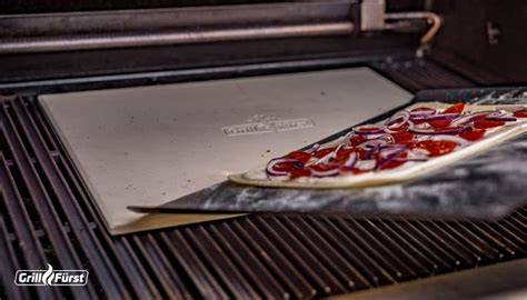 Croissants auf Pizzastein im Grill