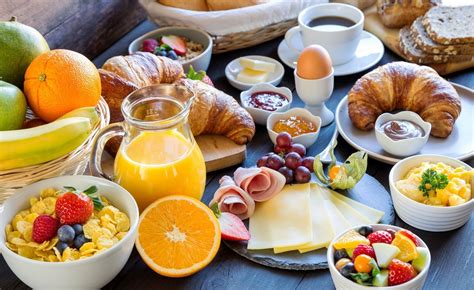 Croissants auf dem Frühstückstisch
