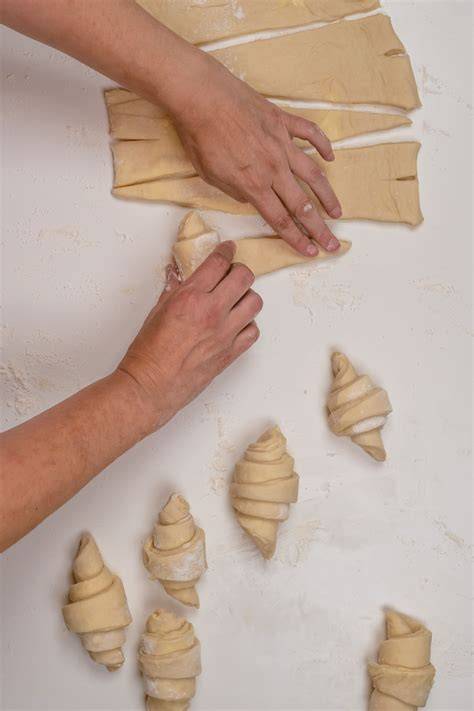 Croissants formen: Dreiecke schneiden und aufrollen