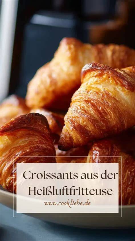 Croissants frisch gebacken, goldbraun