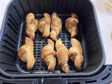 Croissants im Korb der Heißluftfritteuse