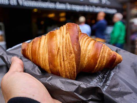 Croissants in einem Pariser Café