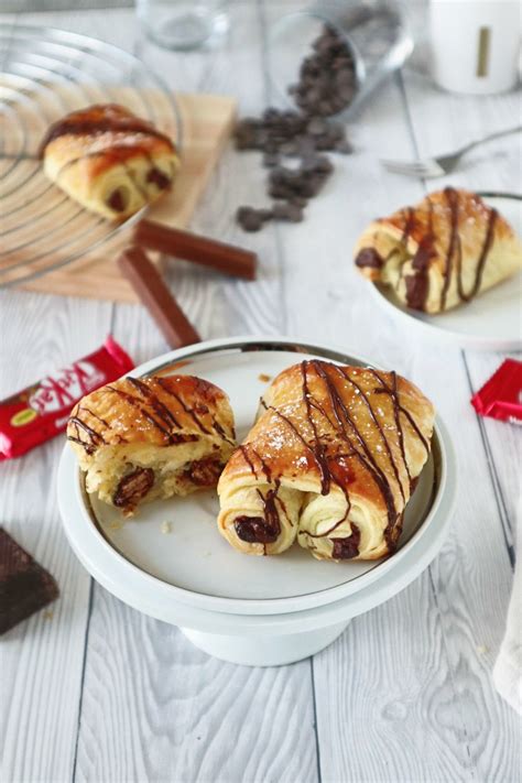 Croissants mit Kinder Schokolade frisch aus dem Ofen