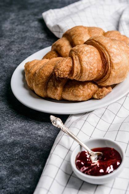 Croissants mit Marmelade auf einem Buffet