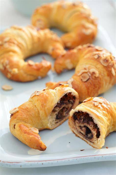 Croissants mit Zimtbutter und Haselnüssen vor dem Backen