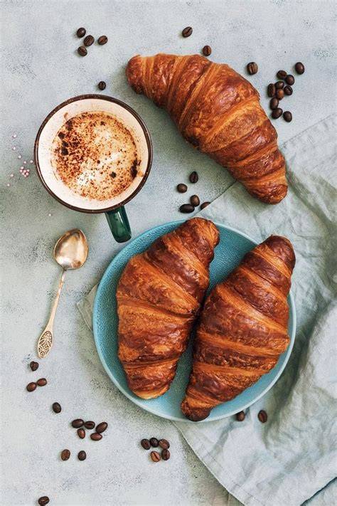 Croissants und Café in typischem Pariser Bistro