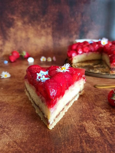 Cross-section Spring in eine Pfütze-Torte Biskuit Mürbeteig Erdbeerschicht