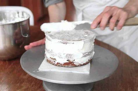 Crumb Coat und Semi-Naked: Schrittfolge am Drehteller
