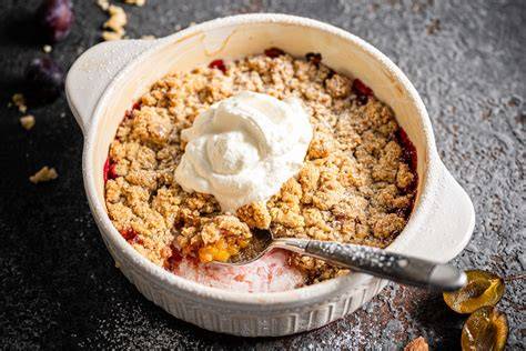 Crumble mit Keksstreuseln in Dessertgläsern