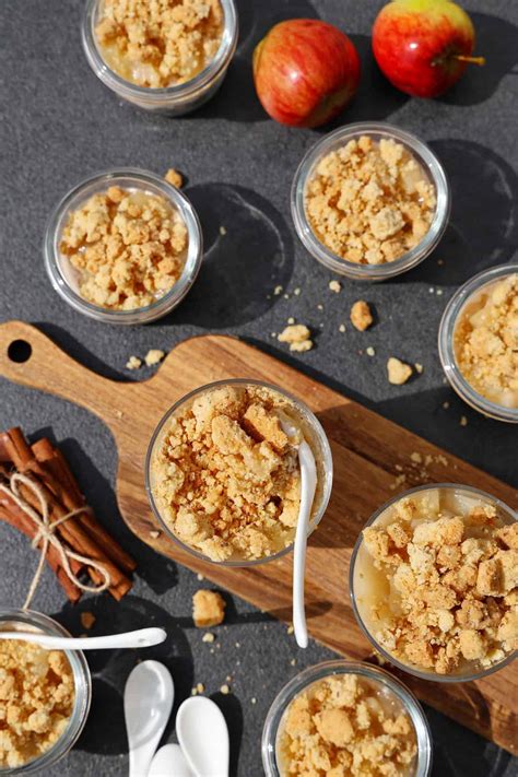 Crumble-Gläser mit Streuseln und Birnen