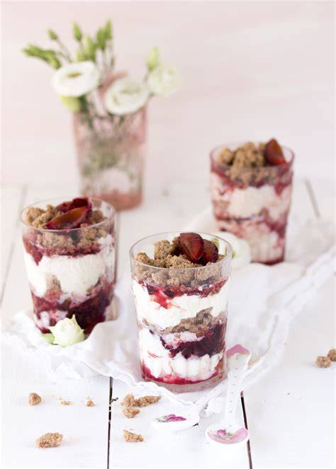 Crunch-Dessert im Glas: Schichten aus Schmandcreme, Himbeerpüree und Schoko-Cornflakes