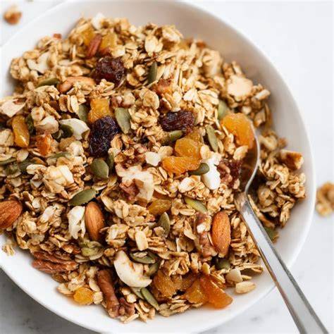 Crunchy Granola mit Nüssen und Trockenfrüchten