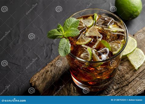 Cuba Libre am Malecón: Rum und Cola mit Limette