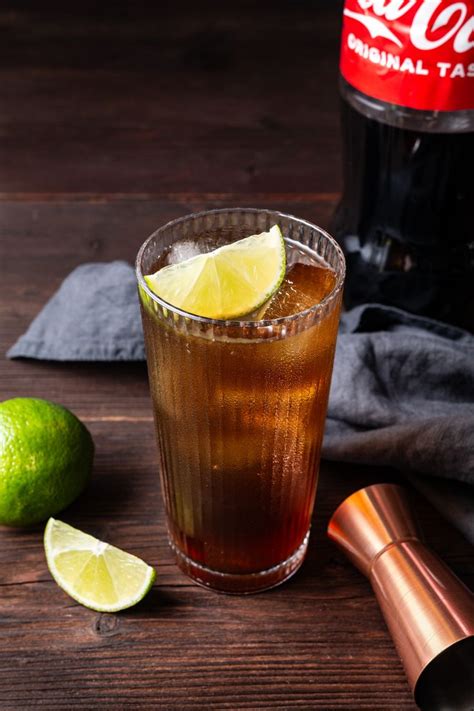 Cubata (dunkler Rum, Cola, Limette)