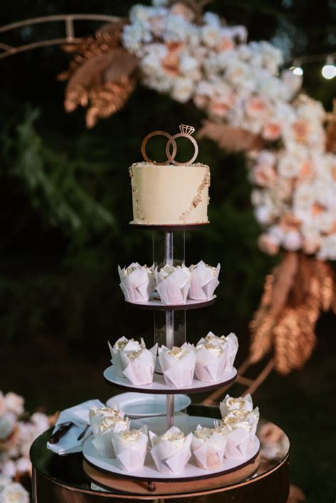 Cupcake Etagere als Ergänzung zur Verlobungstorte