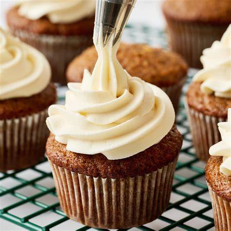 Cupcake mit kunstvoll gespritztem Cream Cheese Frosting in Vanillenote