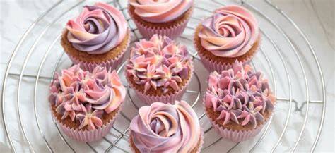 Cupcake mit zweifarbiger Buttercreme-Dekoration