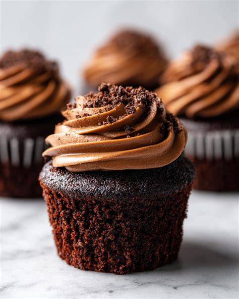 Cupcakes mit Schokoladenfrosting und kreativen Toppings