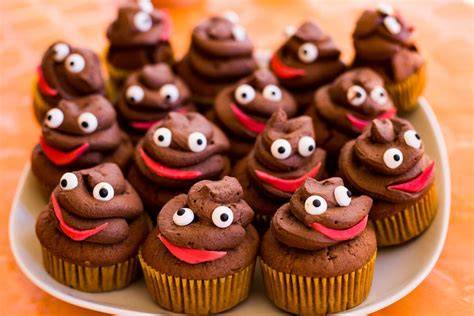 Cupcakes mit Zuckeraugen und Mini-Kürbissen