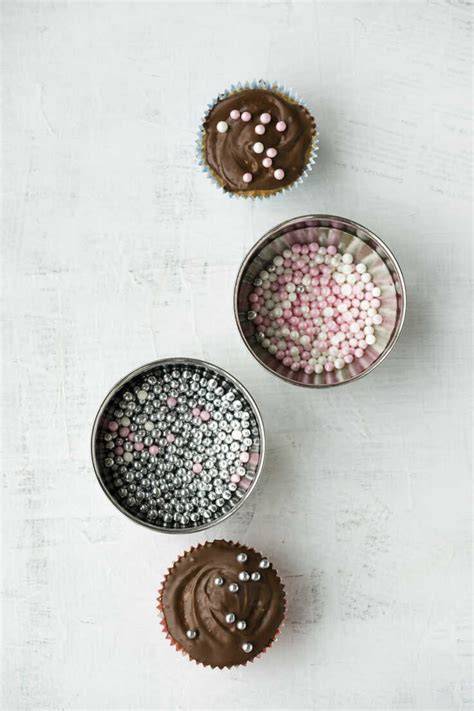 Cupcakes und Cakepops mit Zuckerperlen und Candy Melts