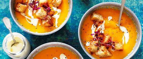 Curry-Apfelsuppe, serviert mit knusprigen Croutons und Chili