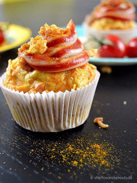 Currywurst-Muffins dekoriert mit Ketchup-Mayo
