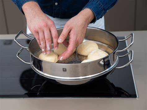 Dämpfen der Germknödel im Dampfgareinsatz