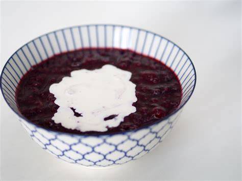 Dänische Flagge und Dessertschale: Rødgrød med flød