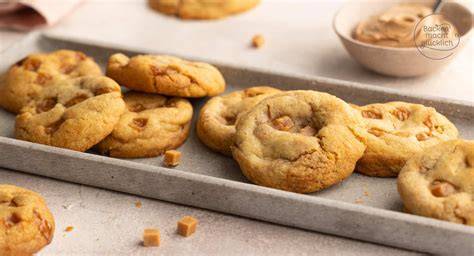 Dünne Karamell‑Cookies mit Meersalzflocken auf Gitter