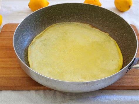 Dünner Crêpe mit Zucker und Zitrone