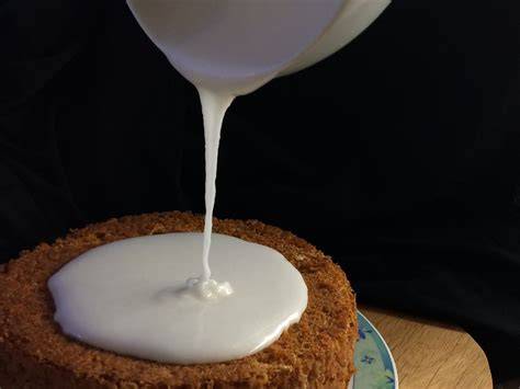 Dünner und dicker Zuckerguss im Vergleich - Konsistenz und Anwendung