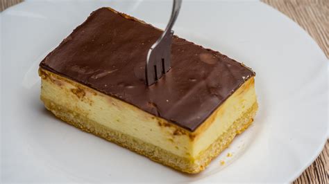 DDR LPG-Kuchen: Typische Zwischenschicht aus Butterkeksen und Schnaps, mit Pudding und Schokolade