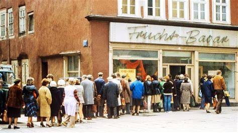 DDR Lebensmittelgeschäft mit Nudossi-Regalen