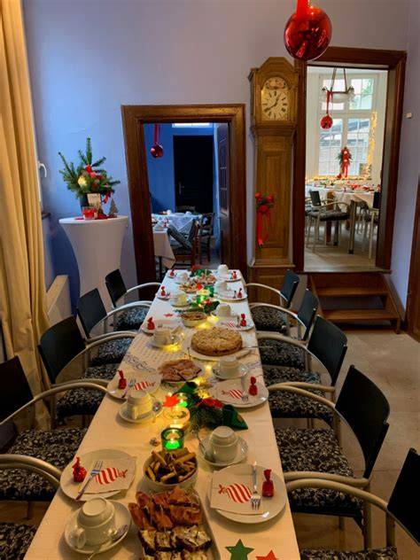 DDR-typische weihnachtliche Kaffeetafel mit Schwarz-Weiß-Plätzchen und anderen Backwaren