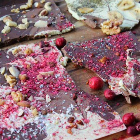 DIY: Bruchschokolade mit Schokodrops und verschiedenen Toppings