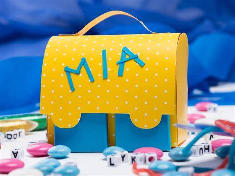 DIY Deko: Buntstifte und kleine Schulranzen aus Pappe