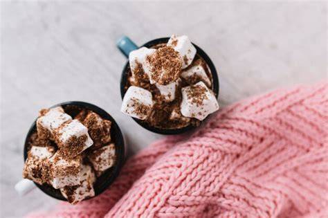 DIY Kakao-Geschenkkorb mit Tassen und Marshmallows