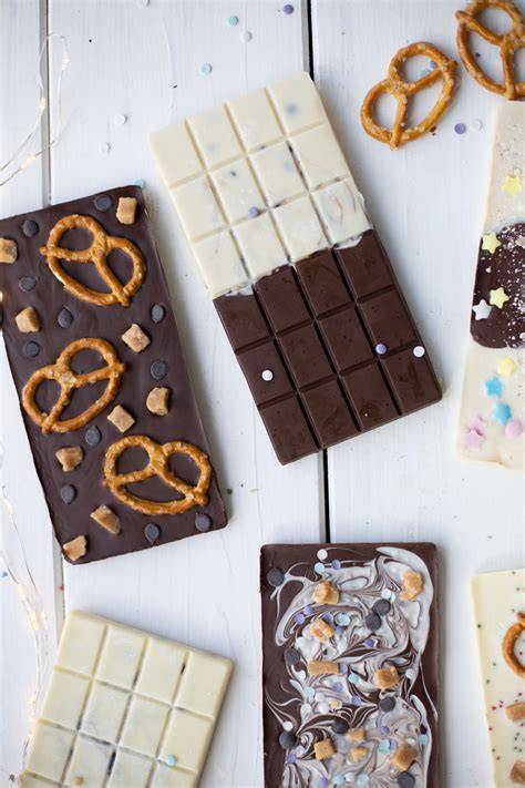 DIY Schokolade mit verschiedenen Toppings als Geschenkidee