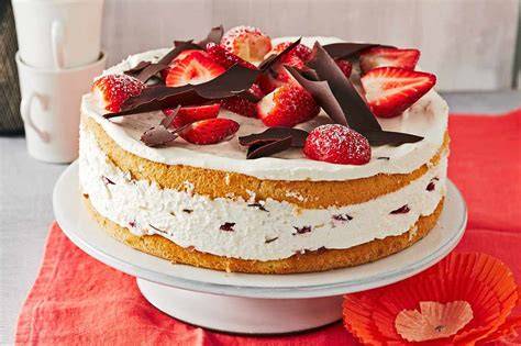 DIY Torte mit Sahnetupfern und Erdbeeren