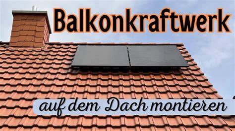 Dachmontage: eine Person hält Dachhälften, zweite erwärmt Kanten