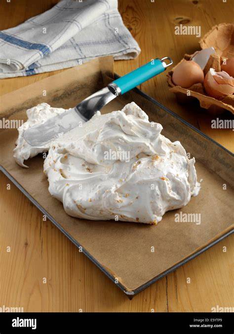 Dacquoise Baiser-Masse auf Backpapier