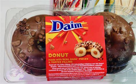 Daim Doughnut mit Toffee-Füllung und Daim-Stückchen