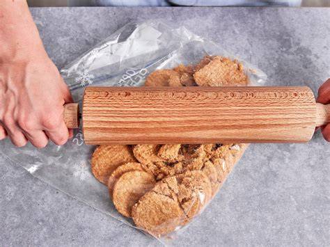 Daim-Riegel in einem Gefrierbeutel, die mit einem Nudelholz zerkleinert werden