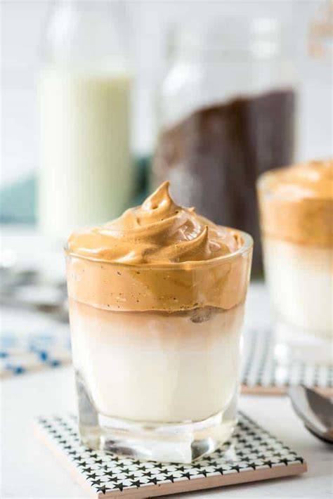 Dalgona Coffee im Glas, geschichtete Milch und Kaffeeschaum