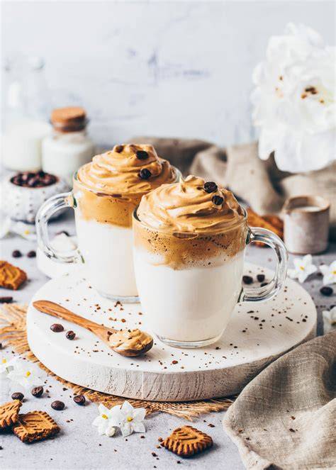 Dalgona Coffee mit Kakaopulver bestreut