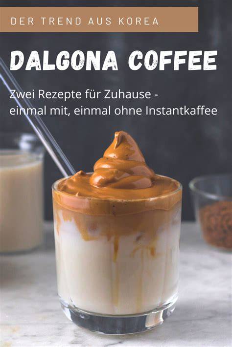 Dalgona Coffee mit Pflanzenmilch und Eiswürfeln