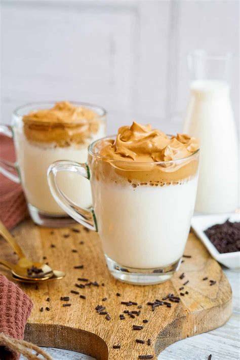 Dalgona Kaffee mit cremigem Kaffeeschaum auf Milch